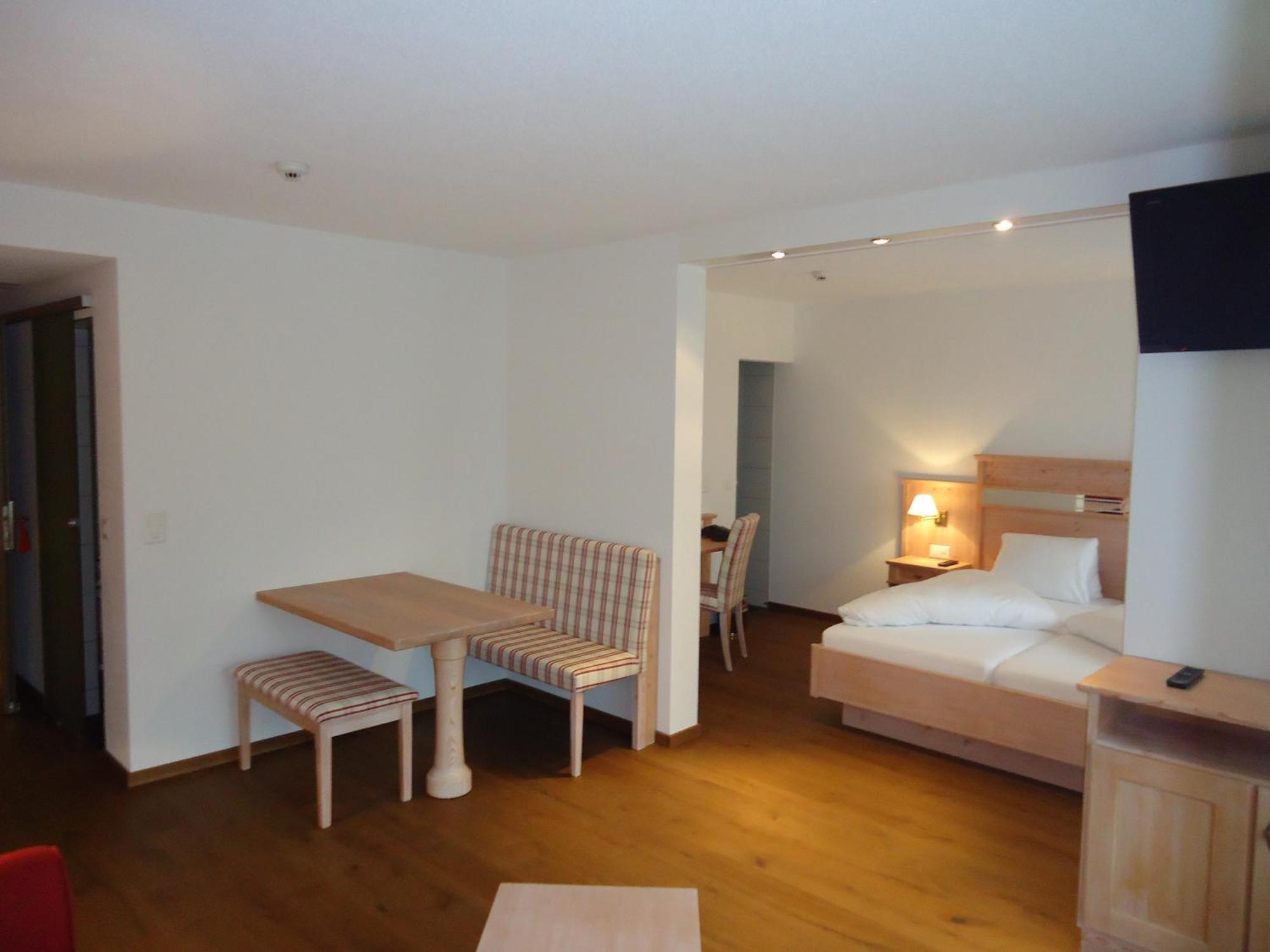 Hotel Quellenhof Лойкербад Екстериор снимка